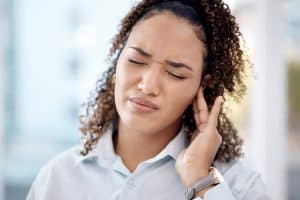 male orecchie durante volo aereo